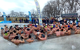 Prawie 300 osób wykąpało się w Jeziorze Ełckim. Chętnych było tak wielu, że musieli podzielić się na grupy